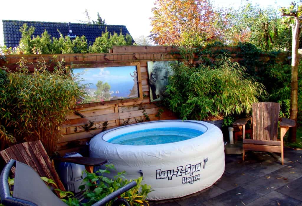 Bild bestway Whirlpool im garten